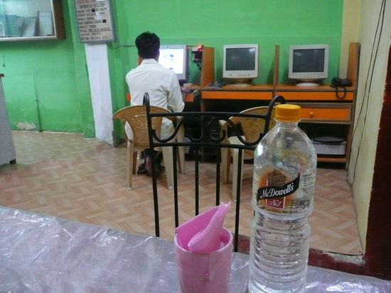 ... oder zu meinem ständig nicht funktionierenden Internetanschluß.Wovon außerdem eh nur ein PC geht ... wenn nicht gerade sowieso Stromausfall ist,wie zigmal am Tag.