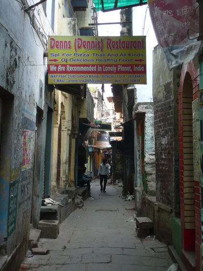 Und Dennis, Du hast mir ja gar nicht mitgeteilt,daß Du hier in Varanasi ein Restaurant eröffnet hast  