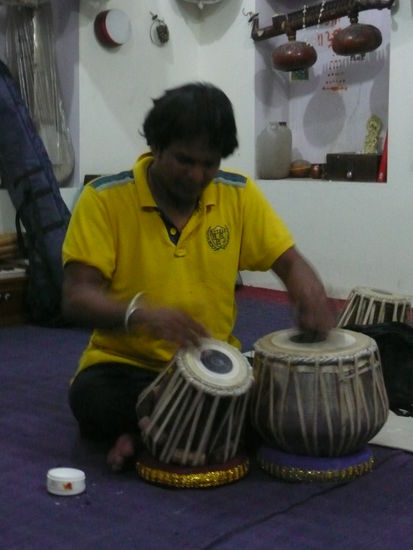 Das war ein Konzert nur für mich.Von wirklichen Freunden hier,die ich weiterhin zum Chaitrinken,Musizieren und Plaudern treffe.
Hier die Tabla, wird sowohl in der klassischen Hindustani-Musik gespielt, als auch in volkstümlicher und religiöser Musik eingesetzt.