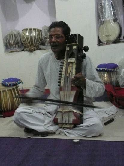 Hier die Sitar,sie ist das bekannteste Instrument der nordindischen Musik .