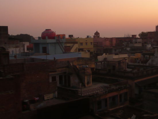... die mich immer bei Sonnenaufgang besuchen kommen,derweil ich "of the rooftop" schlafe,wenn mein Zimmer,bei nächtlichem Stromausfall und somit auch Ventilatorausfall,mein Zimmer,unerträglich heiß wird.