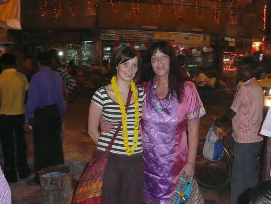 Da hat sich Feelein natürlich drangehalten und sich ein Punjabi - Dress - Oberteil schneidern lassen  
... und Sahra hat mit einer Tagesdecke,Kissenbezügen und Tüchern zugeschlagen 
Leider war das dann auch unser Abschiedsabend  