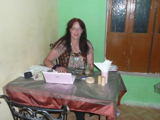 Hier im Eingangsbereich,sitze ich immer zum Frühstück und zum Tagebuchschreiben.Ansonsten,verfasse ich meinen Reisebericht,lieber nachts in meinem Zimmer.Vorausgesetzt der Strom geht.