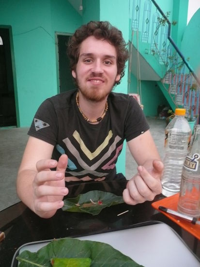 Travelfreund Elias,beim Verspeisen seines ersten PAAN`s,welches ich ihm mitgebracht habe.