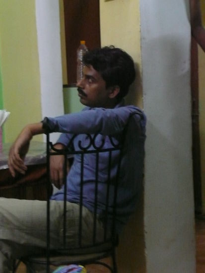 Rajeev (Guest House Betreiber) ganz konzentriert bei seiner Lieblingsbeschäftigung,Chricket - TV .