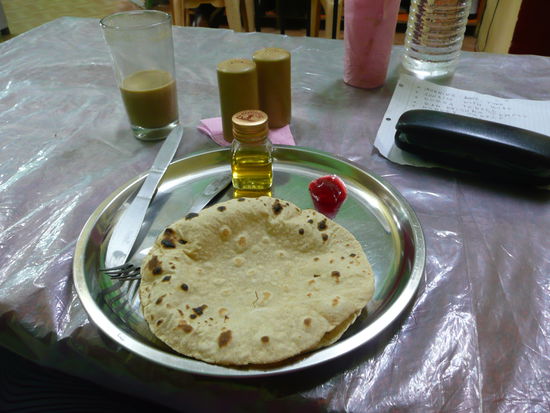 ... und hier mein fast tgl. Frühstück :
" 1 Coffee,without suggar,2 Chapati plain,1 Honey &amp; 1 Jam please . "