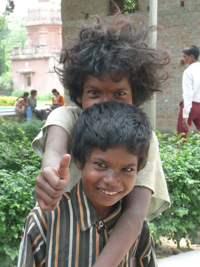 ... und vor dem Tempel jede Menge bettelnde Straßenkinder