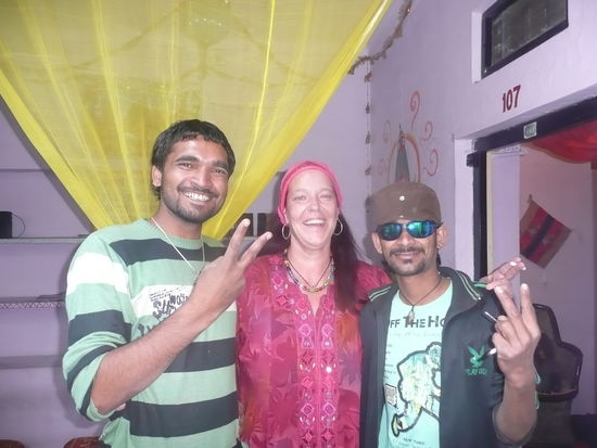 Surya ( li. im Bild ),mein "Hotelboss &amp; selbsternannter Adoptivsohn",
bei meiner zweiten Ankunft,im Monalisa - Guest - House,in Pushkar