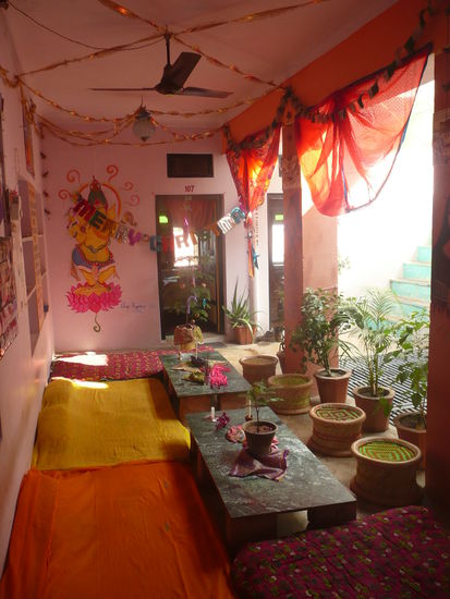 " Unserer Aufenthaltsraum " und oben der Eingang zu meinem Zimmer