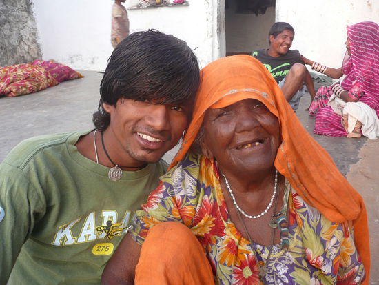 Jettu  (s. Gypsy - Familie unter Deshnok),mit seiner Gr0ßmutter