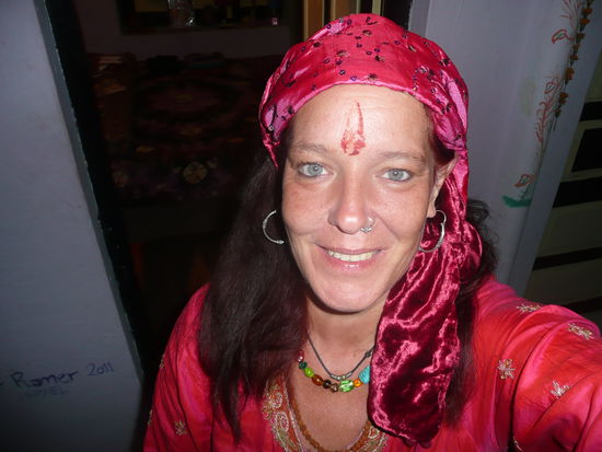 ... und meine Wenigkeit,nach der Puja ( für meine "Ganesha-Rutraksch-Glücksbringerkette" ) mit Parwan