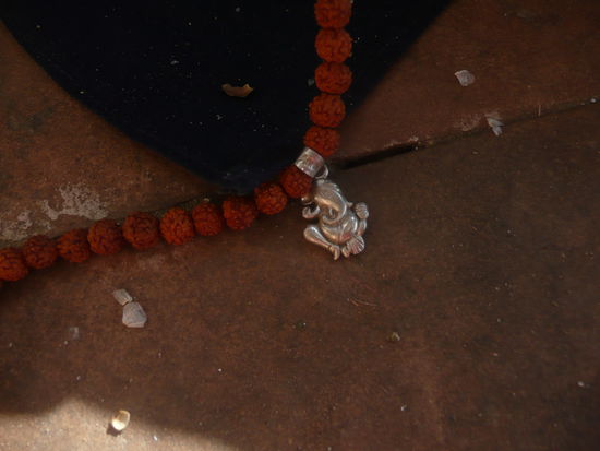 Meine nun geheiligte "Ganesha-Rutraksch-Glücksbringerkette"  