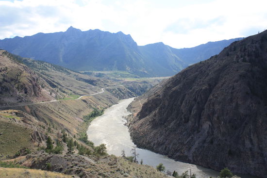 Gerade noch unendliche Wälder und strömender Regen bei +10 Grad Celsius; 50 km weiter schwitzen bei +36 Grad im Schatten  