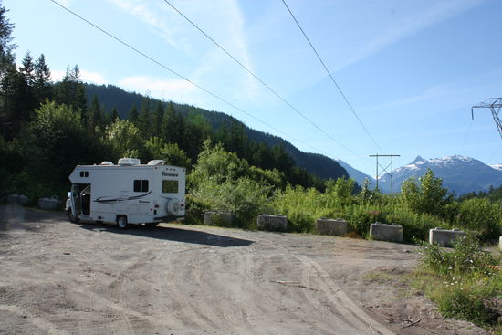 ... mitten unter einer Hochspannungsleitung, nicht unbedingt ein Traumplatz aber immerhin Sonne bis spät am Abend 
