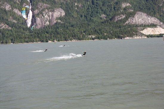 nur geil... Kite Surfer an der Mündung des Squamish River in den Howe Sound