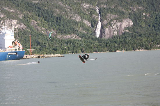 im Hintergrund die Shannon Falls, mit 335 Metern die dritthöchsten Wasserfälle British Columbias  