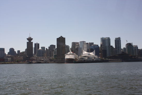 ... kurz vor dem Anlegen an der "Waterfront Station". Rechts im Bild (weißes Segeldach) ist ein Wahrzeichen Vancouvers, das Canada Place, wo auch die Kreuzfahrtschiffe anlegen.