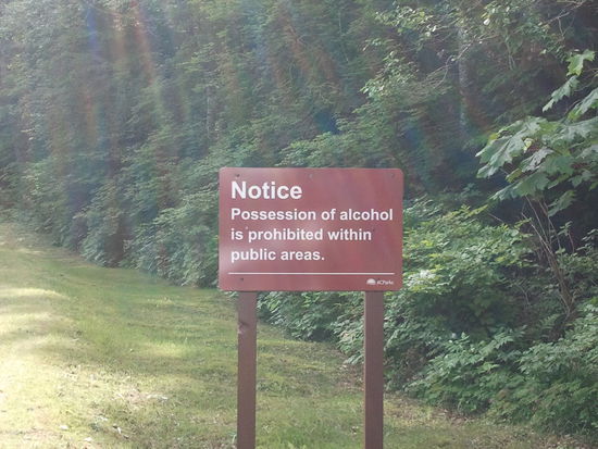 kanadischer Verbotsschilderwahn
... kurz vorm Strand am Alice Lake ...
heißt übersetzt:"der Besitz von Alkohol ist an öffentlichen Plätzen strikt untersagt" ...
nix mit Biertrinken am Strand .... aber Gesetze sind da um ....  
