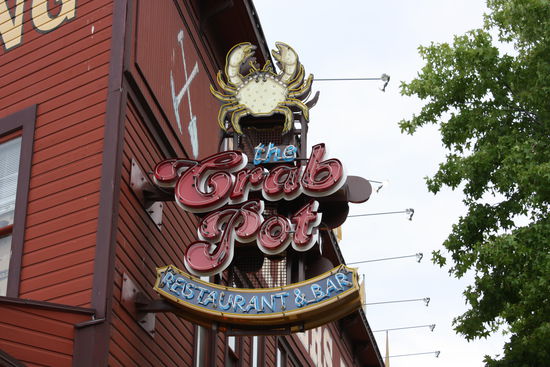 Zu Mittag sind wir ins Crab Pot gegangen! Haben nach einem guten Lokal für Meeresfrüchte gegoogelt und das Crab Pot hatte viele gute Bewertungen. Sogar ein Youtube Video gibt´s. Man vs Food. Unbedingt anschaun!!! Youtube - man vs food - nur geil  