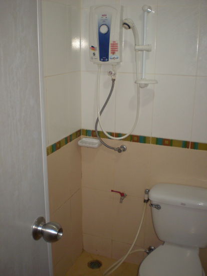 Die tolle Dusche mit Deutschem Heizungssystem (natuerlich hat es NICHT funktioniert )