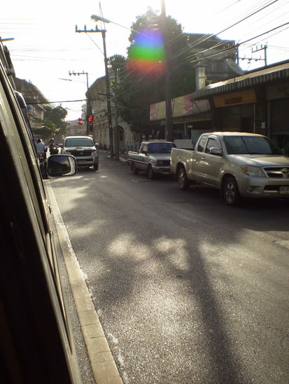 Fahrt durch Phuket Town mit den modernen Ampelanlagen im Hintergrund. Der Linksverkehr ist allerdings etwas irritierend 