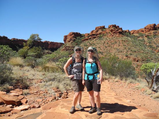 Unseren lustigen Fliegennetze auf dem Kopf... hier gibt es nämlich VIELLLLE Fliegen!