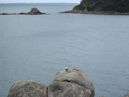 Hugi der Cliff-hanger vor dem Strand Tauranas