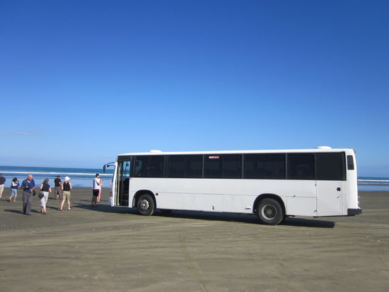 Unser Bus auf der Strasse entlang des 90 Miles Beach.