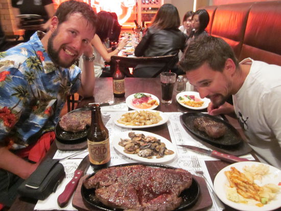 Das Abendessen im Steakhouse - das groesste Stueck wog ueber 1 Kg. Wir haben auf das Dessert verzichtet...