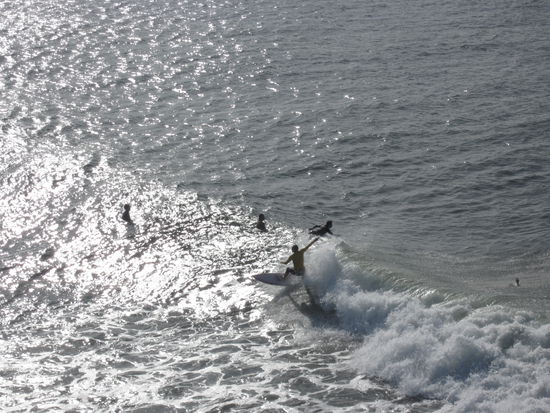 Einige Surfer gaben Ihr bestes... nicht schlecht fuer den Anfang!!!