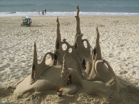 Uns war ein wenig langweilig, also bauten wir schnell eine kleine Sandburg...