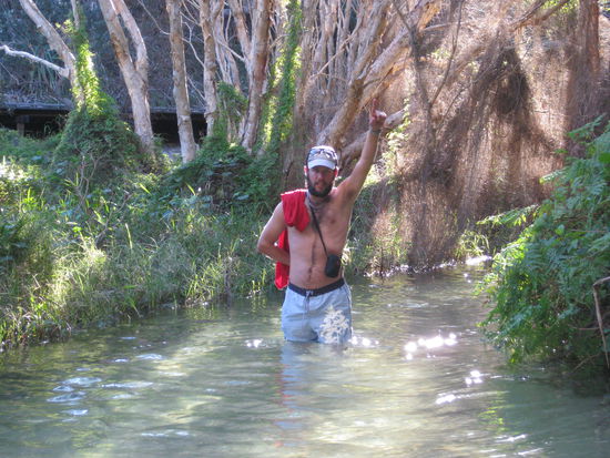 Den ersten Aboriginal ueberraschte uns im Fluss