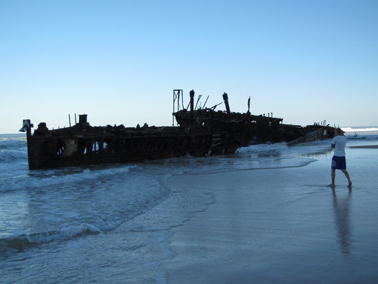 Ein gestrandetes Schiff - die beiden unteren Etagen sind im Sand begraben
