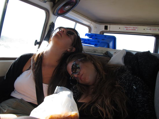 Wir mussten jeweils vorsichtig fahren, damit unsere israelischen Mitfahrerinnen auch zu ihrem Schoenheitsschlaf kamen... 