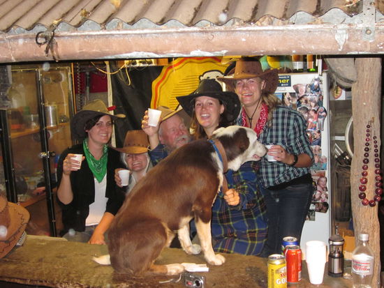 Nach der Arbeit das Vergnuegen - auch der Hund feierte tuechtig mit