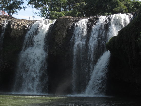 Der angrenzende Fluss mit Wasserfall.