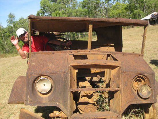 Damit Hugi das Autofahren nicht verlernt, durfte er in Laura Trockenuebungen machen...