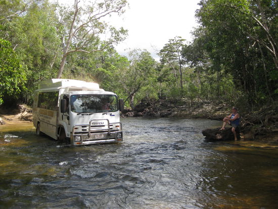Ueberquerung des Cockatoo Creek mit unserem Bus
