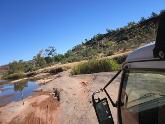 Eine Flussueberquerung - dies ist echtes 4 wheel drive