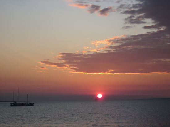 Alle Marktbesucher wollten den Sonnenuntergang sehen.