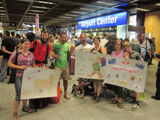 Das Ankunftskomitee am Flughafen in Zürich