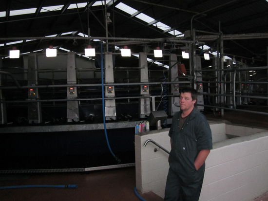 Christian vor dem Melkstall