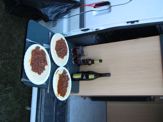 Unser verdientes Nachtessen - 1kg Kartoffelstock, 600gr Fleisch und eine Flasche Wein...