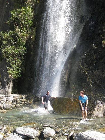 Eine Erfrischung unter dem Wasserfall