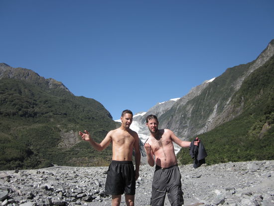 Nach der Morgendusche unter dem Gletscherwasser posieren diese beiden Herren fuer das naechste Shooting...