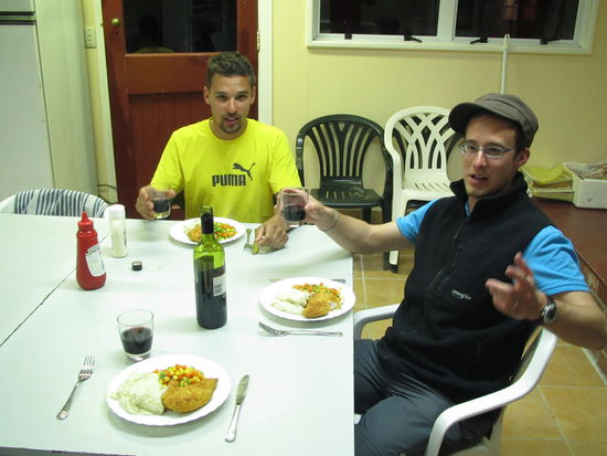 Der erste Teller von drei Durchgaengen. Natuerlich darf auch eine gute Flasche Wein nicht fehlen. -&gt; am Schluss war alles Weg