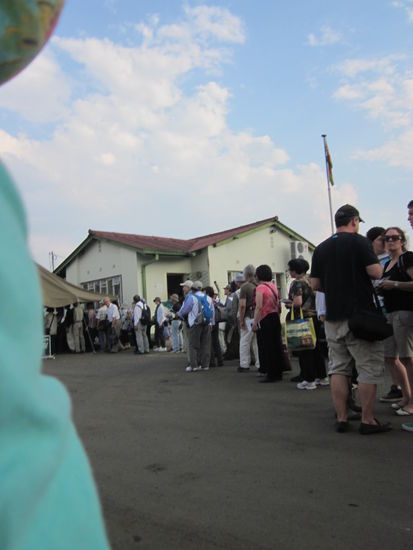 An der Grenze zu Zimbabwe. Wir brauchten ueber eine Stunde um unser Visa zu erhalten. Zum guten Glueck waren wir vor den lieben Japanern...