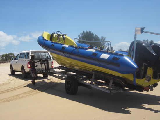 Das Schnellboot wird ins Meer eingewässert.