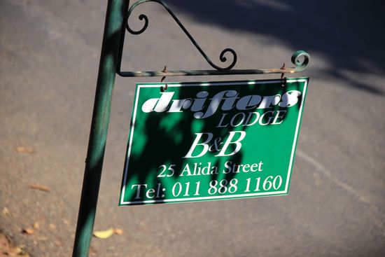 Wegweiser zum Drifters Inn