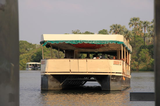 So sehen diese Sundowner Cruise Schiffe aus.